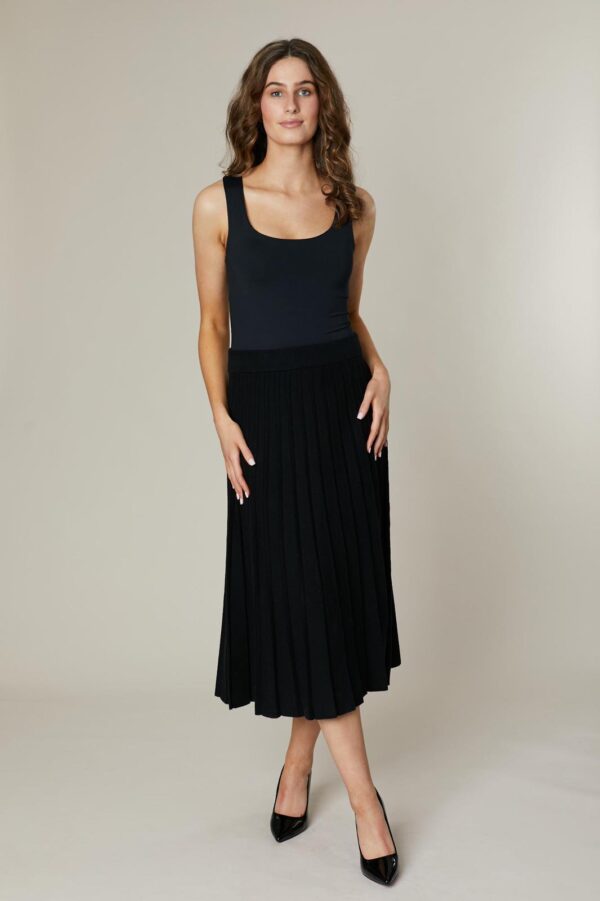 Jessica Graaf – Knit midi length pleat style skirt